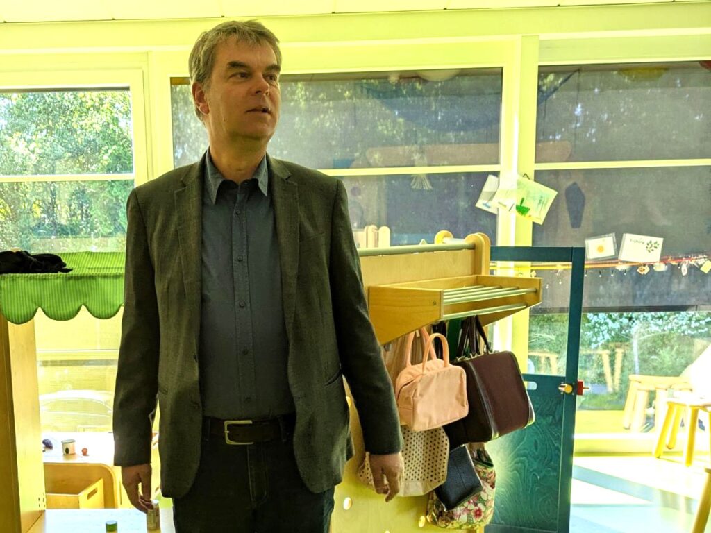 Oliver Brandt (MdL) besucht die Kita "Kichererbse" in Schwarzenbek am Tag der Kinderbetreuung (12.05.2025).