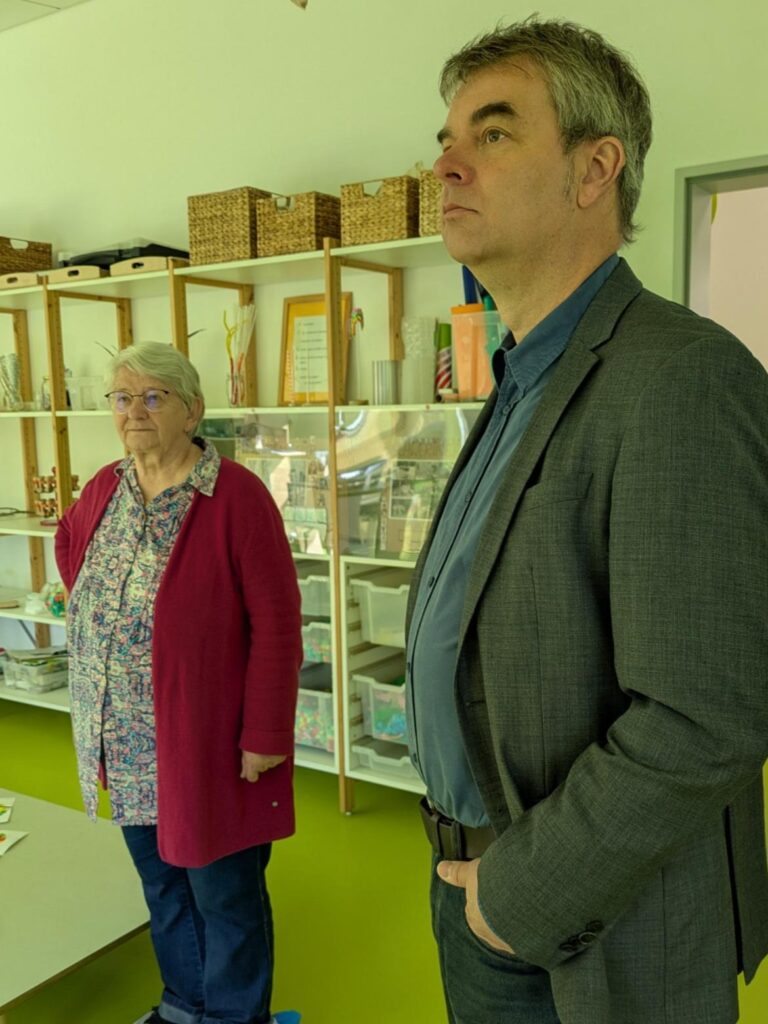 Oliver Brandt (MdL) besucht die Kita "Kichererbse" in Schwarzenbek am Tag der Kinderbetreuung (12.05.2025). Annedore Granz, Mitglied der Grünen Kreistagsfraktion war mit dabei.