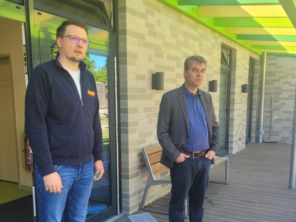 Oliver Brandt (MdL) besucht die Kita "Kichererbse" in Schwarzenbek am Tag der Kinderbetreuung (12.05.2025). Rober Kittner, Leitung, zeigt ihm die Außenanlage.