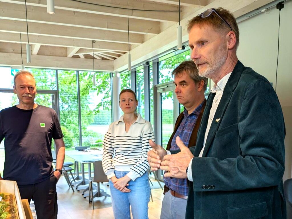 Dirk Kock-Rohwer (MdL) (rechts im Bild) erkundigt sich nach den Prinzipien eines Agroforstsystems. (Foto: Regionalbüro Oliver Brandt)