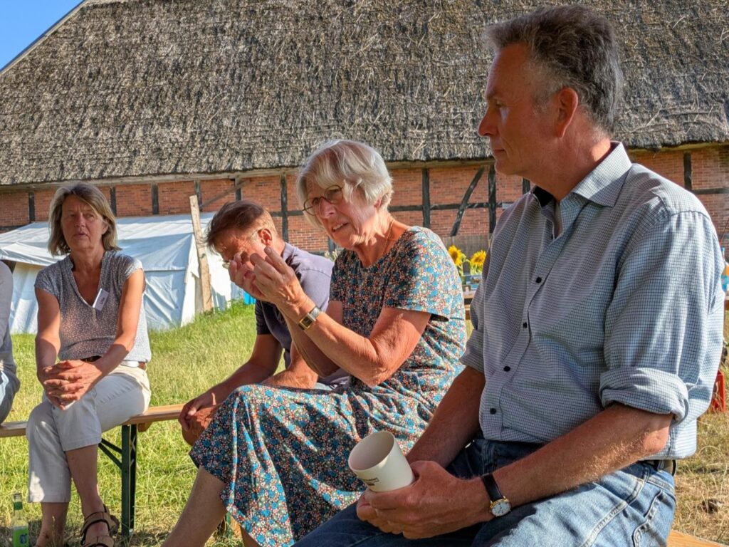 Die Teilnehmer*innen von "GRÜN trifft Wirtschaft" kommen ins Gespräch. (Foto: Regionalbüro Oliver Brandt)