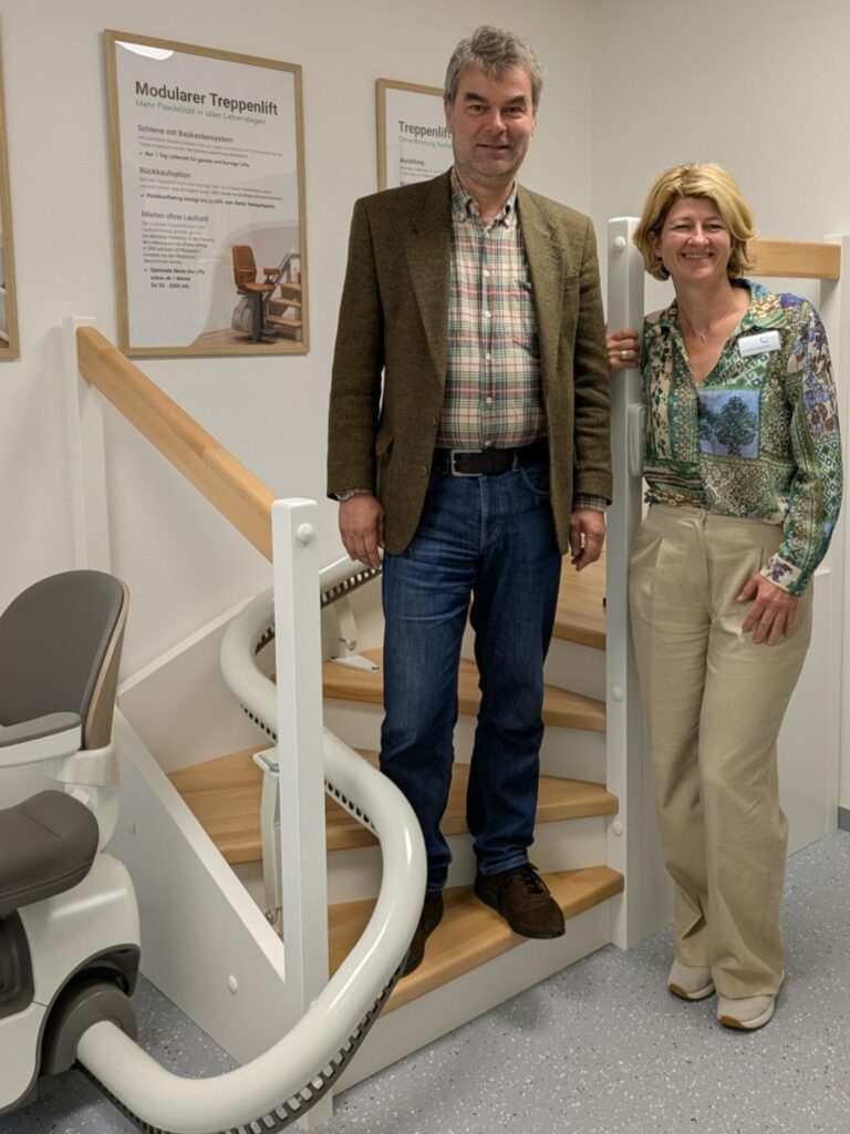 Von Cornelia Hagelstein vom Pflegestützung im Kreis Herzogtum Lauenburg erfährt Oliver Brandt (MdL), wie Pflege im eigenen Zuhause organisiert werden kann. Foto: Regionalbüro Oliver Brandt (MdL)