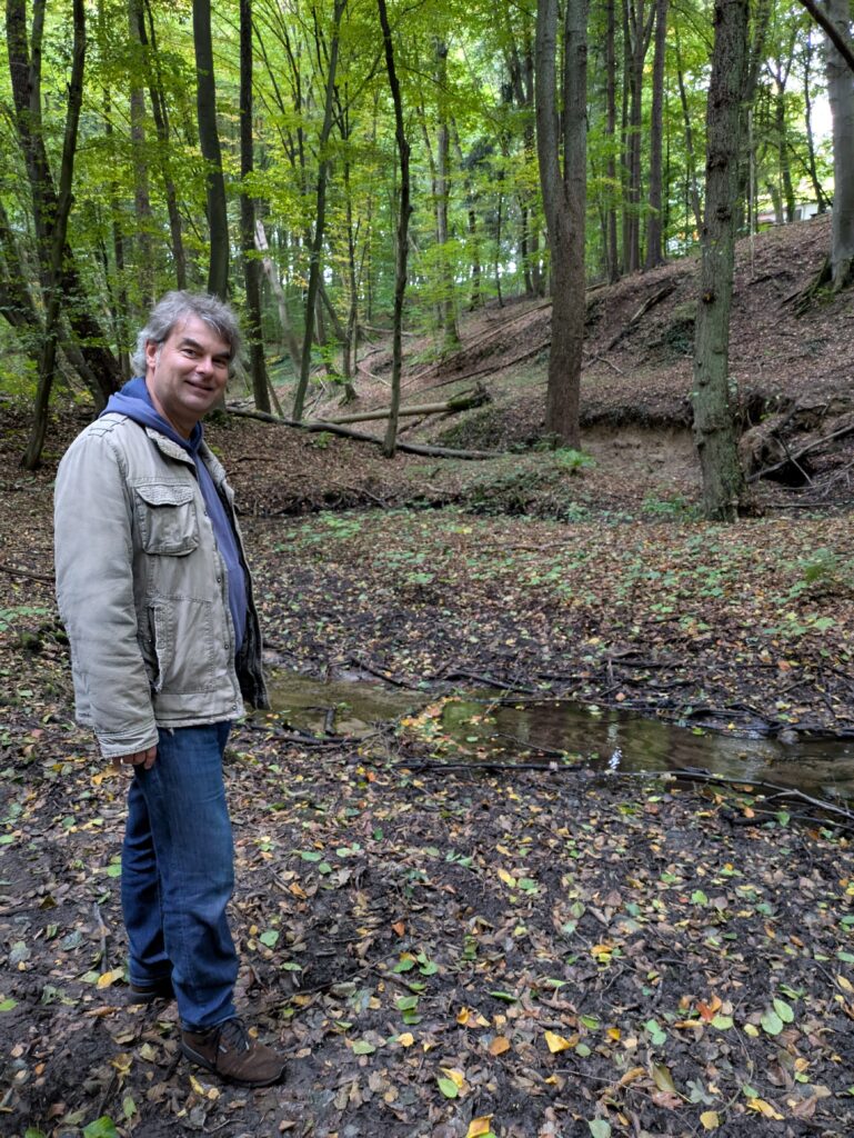 Oliver Brandt beim Grünen Waldspaziergang durch die Dalbekschlucht. Foto: Regionalbüro Oliver Brandt.