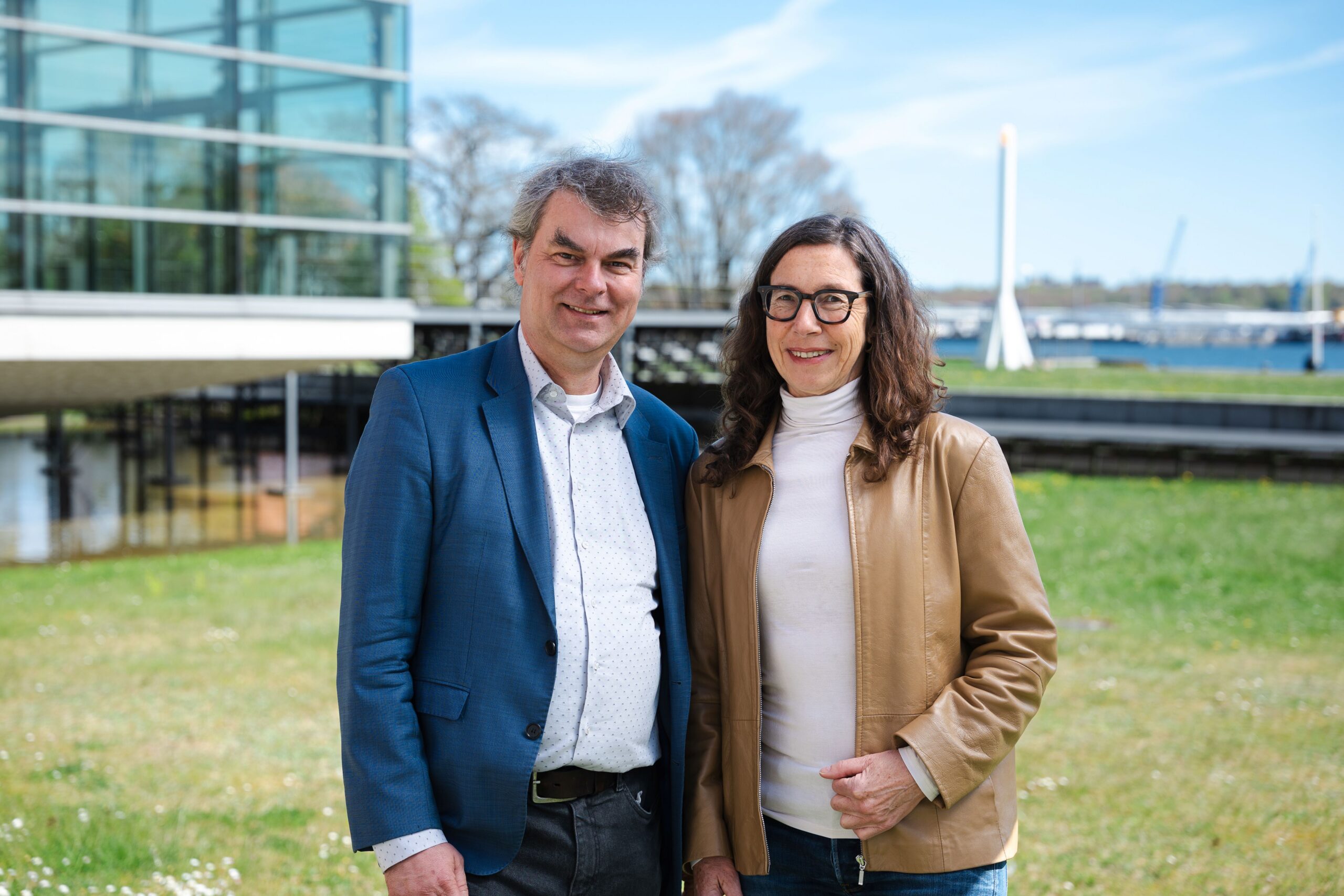 Oliver Brandt und Uta Röpcke vor dem Landtag in Kiel (Foto: Sönke Schaack/Landtagsfraktion Bündnis 90/Die Grünen SH)