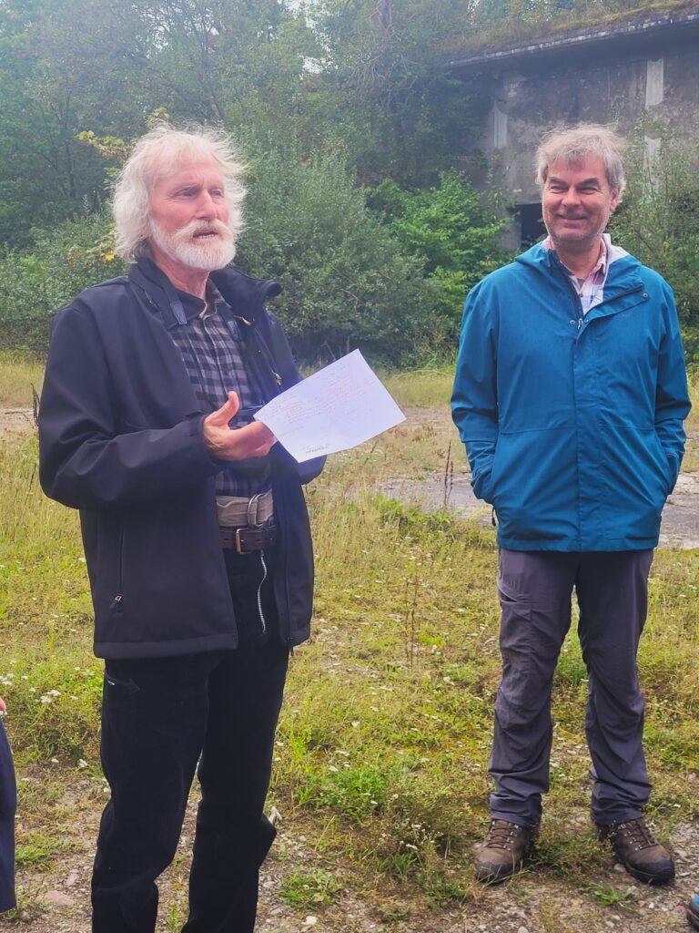 Dr. Friedhelm Ringe vom NABU Geesthacht spricht über die Besonderheiten des NSG Besenhorster Sandberge. Foto: Regionalbüro Oliver Brandt